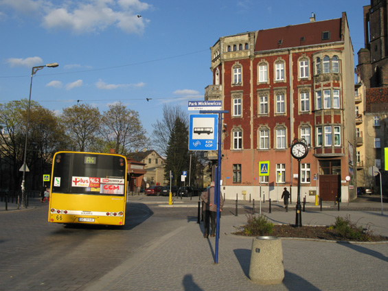 Námìstí na severozápadním okraji historického centra Gliwic a autobus A4, který zde v roce 2009 nahradil tramvaje. Ve špièkách jezdí každých 10 minut a s malými odchylkami kopíruje trasu pùvodních tramvají.