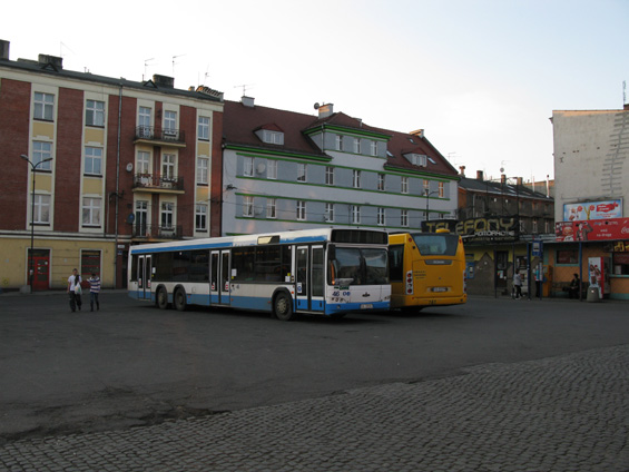 Autobusové stanovištì Plac Piastów poblíž vlakového nádraží v Gliwicích. Zde konèí napø. rychlíková linka 840 do Katovic a dalších cca 40 místních autobusových linek.