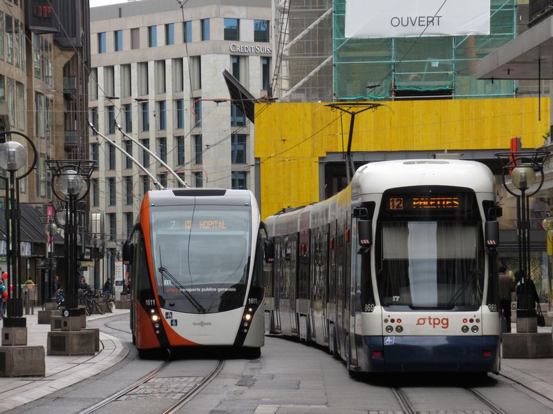 Setkání nového trolejbusu Van Hool EquiCity a nejpoèetnìjšího typu tramvaje od Bombardieru na pìší zónì v centru Ženevy. Celkem bylo v roce 2014 dodáno do Ženevy 33 nových trolejbusù.