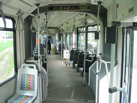Interiér tøíèlánkové tramvaje Konèar s podlahou standardní výšky.