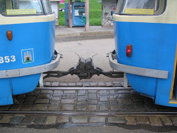 Všechny tramvaje jsou spøaženy poloautomatickým spøáhlem.