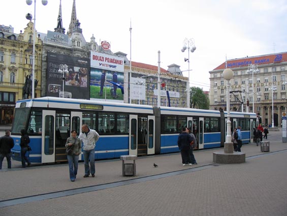 Tramvaj Konèar se standardní výškou podlahy v centrální zastávce Trg Bana J. Jelaèiæa.