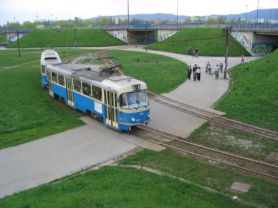 V kruhové megakøižovatce v novém Záhøebu se tramvaje ztrácí.