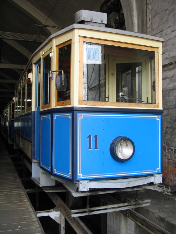 Záhøebský dopravní podnik vlastní tøi historické vozy, se kterými prý v nedìli vyjíždí do ulic.
