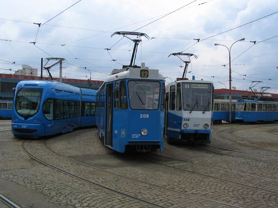 Zleva: nejnovìjší tramvaj Konèar, ètyønápravová tramvaj Duro Dakoviæ z roku 1974 a èeská KT4YU z osmdesátých let.