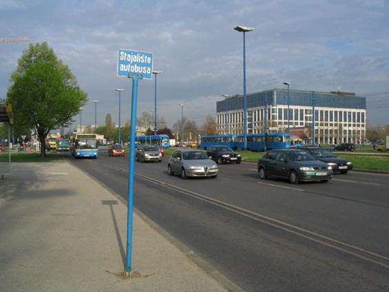 Autobusová zastávka na sídlišti Sopot v novém Záhøebu.