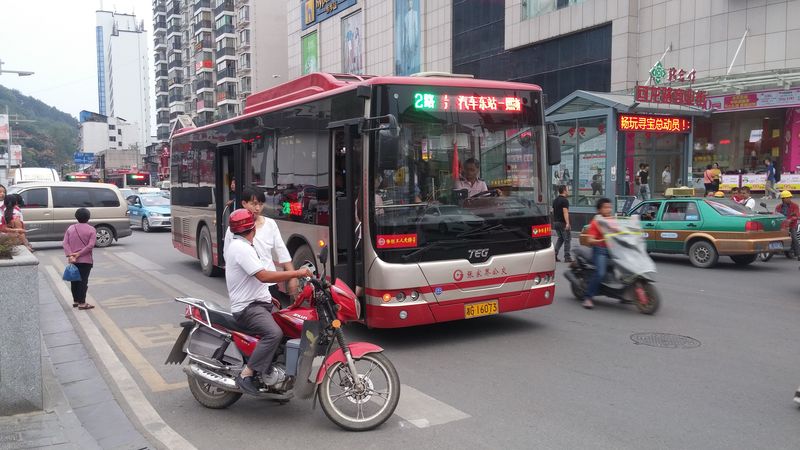 Hybridní autobusy TEG ovládly místní MHD – naprostá většina vozového parku byla nedávno obnovena těmito minibusy, které jezdí na linkách 1 až 10. I když nejsou nízkopodlažní (což je u nových autobusů v Číně stále ještě poměrně běžné), jsou klimatizované a mají hybridní pohon s vypínáním motoru během klidového stavu vozu.