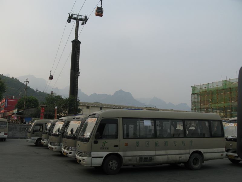 Přímo nad autobusovým i vlakovým nádražím v Zhangjiajie vede kabinová lanovka, prý nejdelší horská lanovka na světě, která míří do národního parku Tianmen jižně od Zhangjiajie. Lanovka začíná v centru města na jižním břehu řeky Lishui a kvůli velkému počtu turistů s ní můžete do parku pouze jednosměrně, druhou cestu je nutné absolvovat autobusem.