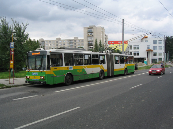 Novìjší trolejbus 15TrM v zastávce Fatranská na sídlišti Vlèince.