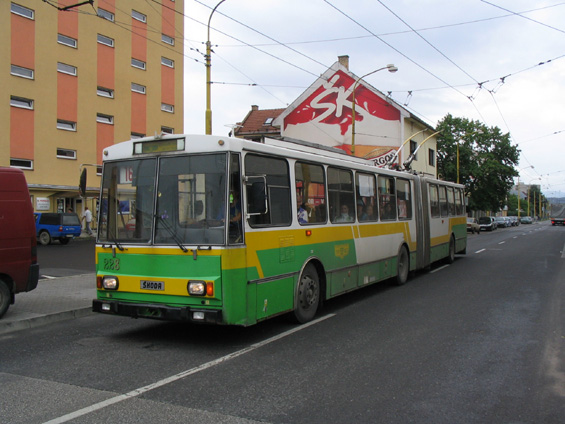 Klasický žilinský trolejbus na lince 16 na cestì ze sídlištì Hájik.