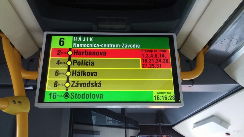 V nových žilinských trolejbusech a autobusech je také velmi kvalitní informaèní systém. LCD obrazovky uvádìjí také možnost pøestupù na další linky a informace o trase se støídají s ostatními aktualitami.