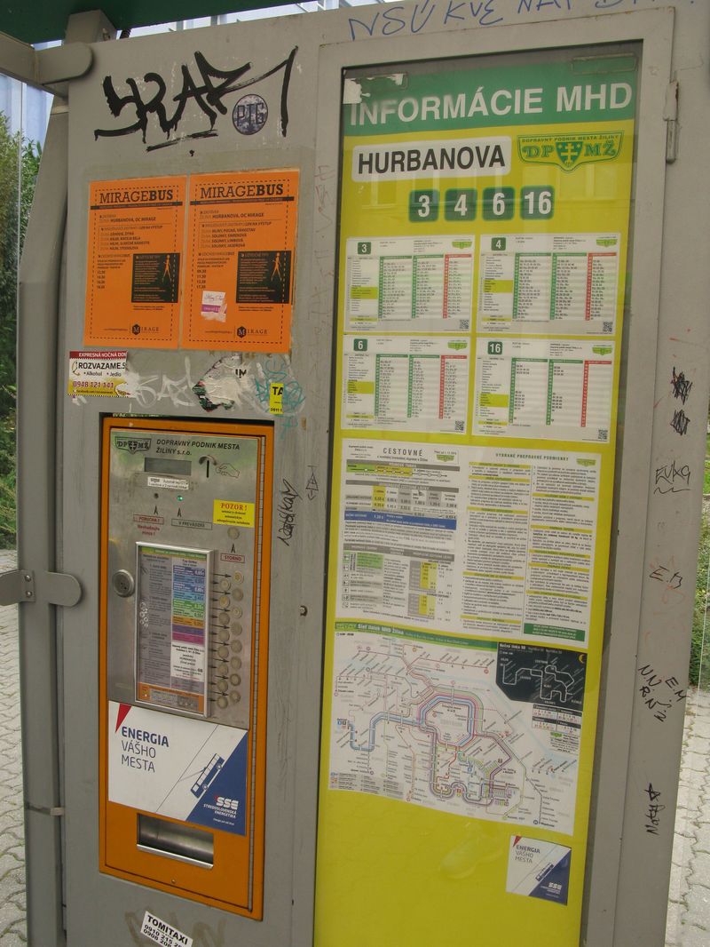 Nového atraktivního vzhledu se v roce 2014 doèkaly také informace na zastávkách vèetnì podoby zastávkových jízdních øádù. Na èásti zastávek v centru mìsta jsou do konstrukce pøístøešku integrovány také jízdenkové automaty.