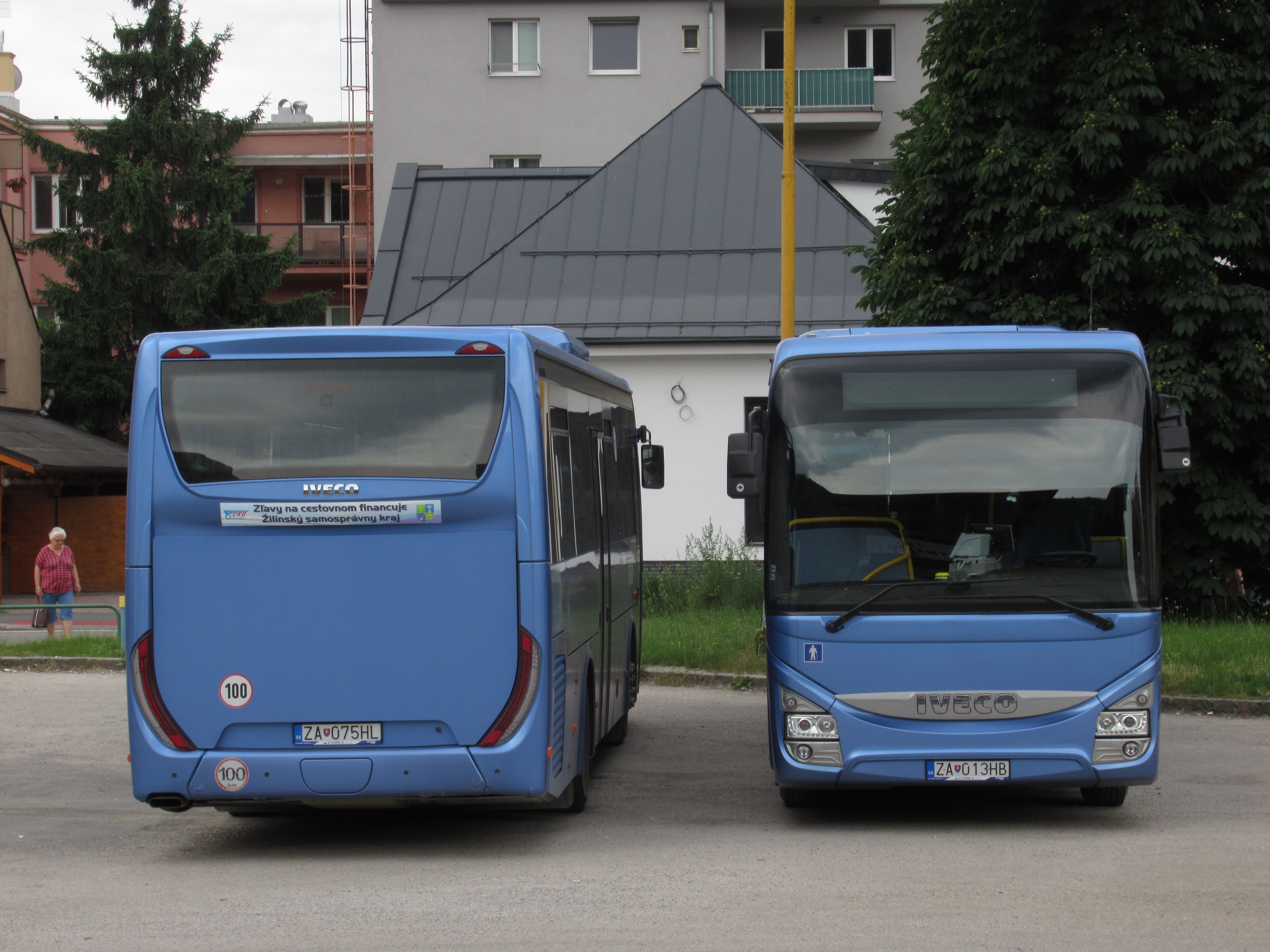 I v souèasné dobì pokraèuje obnova regionálních autobusù dopravce SAD Žilina pøevážnì vysokopodlažními autobusy Iveco Crossway Line o délce 10,8 metru. V roce 2017 poøídil tento dopravce 30 nových autobusù, v roce 2018 to bylo již 35 vozù. Menší podíl nových vozidel je již také èásteènì nízkopodlažní.