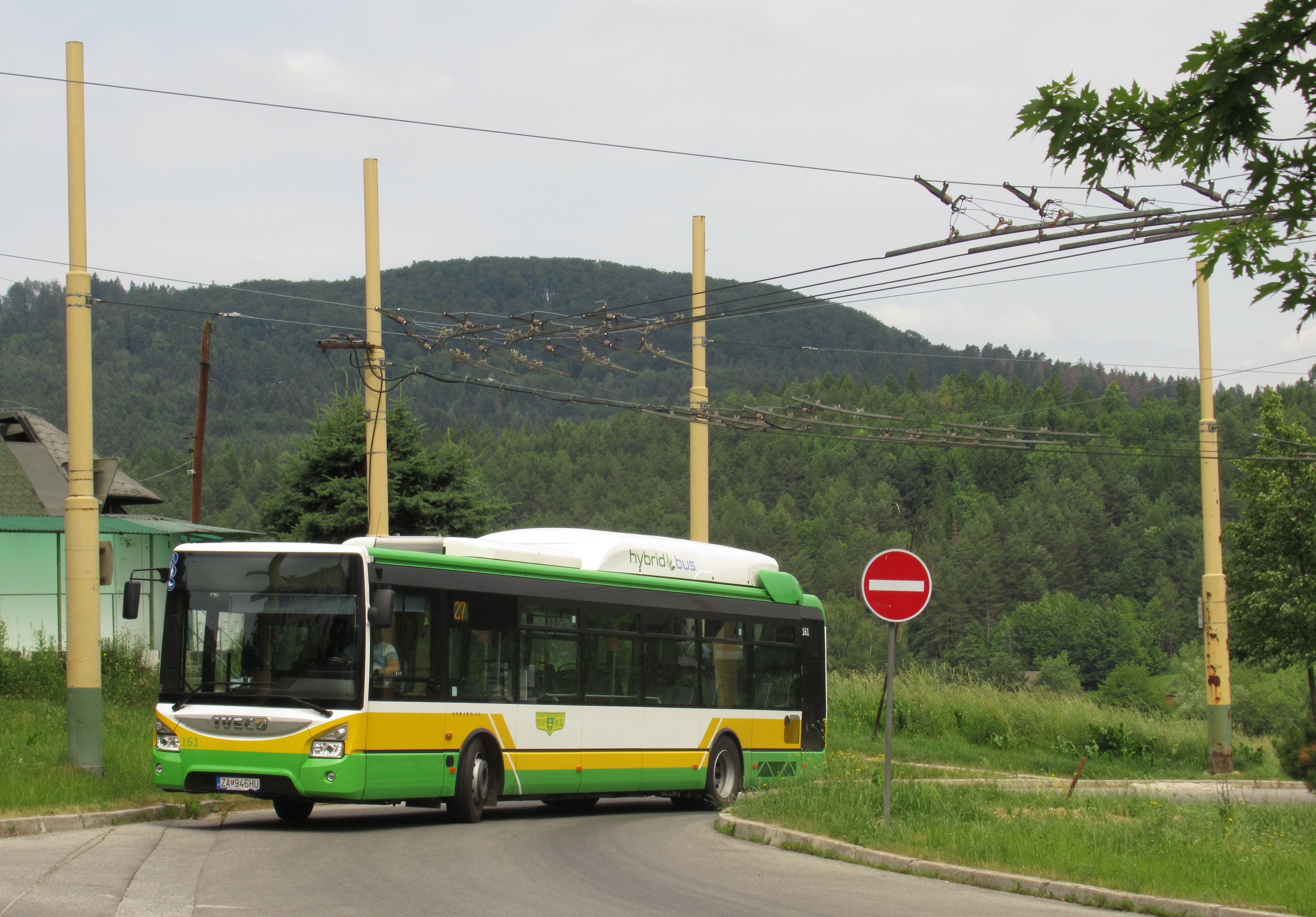 Jeden z 16 hybridních autobusù Urbanway na doplòkové lince 27 na smyèce Stodolova na sídlišti Hájik na západì mìsta.  Vysokopodlažní autobusy díky radikální obnovì vozového parku v Žilinì už prakticky nepotkáte.