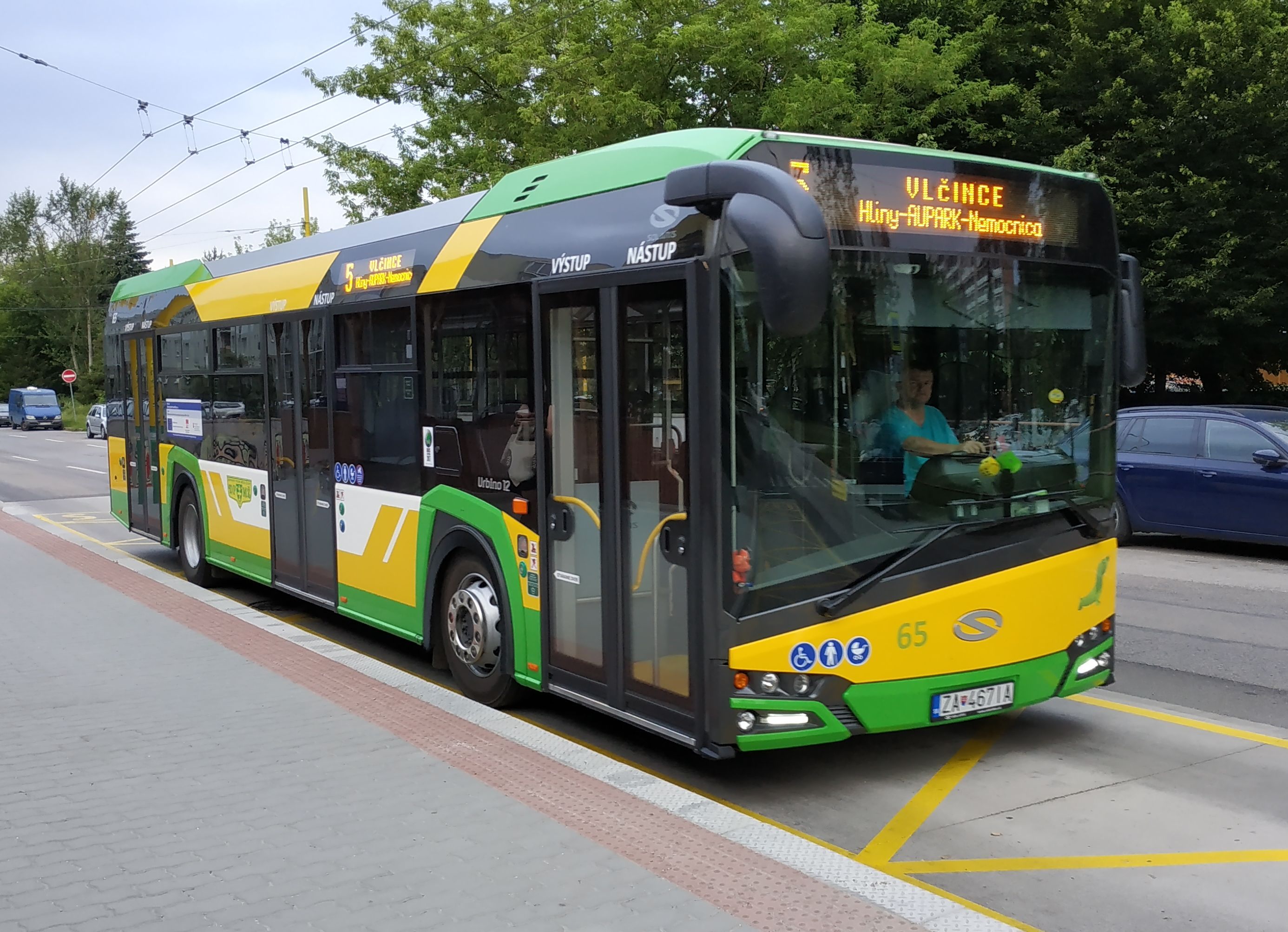 Jeden ze 14 nejnovìjších autobusù Solaris byl nasazen na trolejbusovou linku 5, která doplòuje páteøní linky 3, 4 a 14 a spojuje sídlištì Vlèince se sídlištìm Solinky pøes centrum. Tato linka má interval 20 minut.