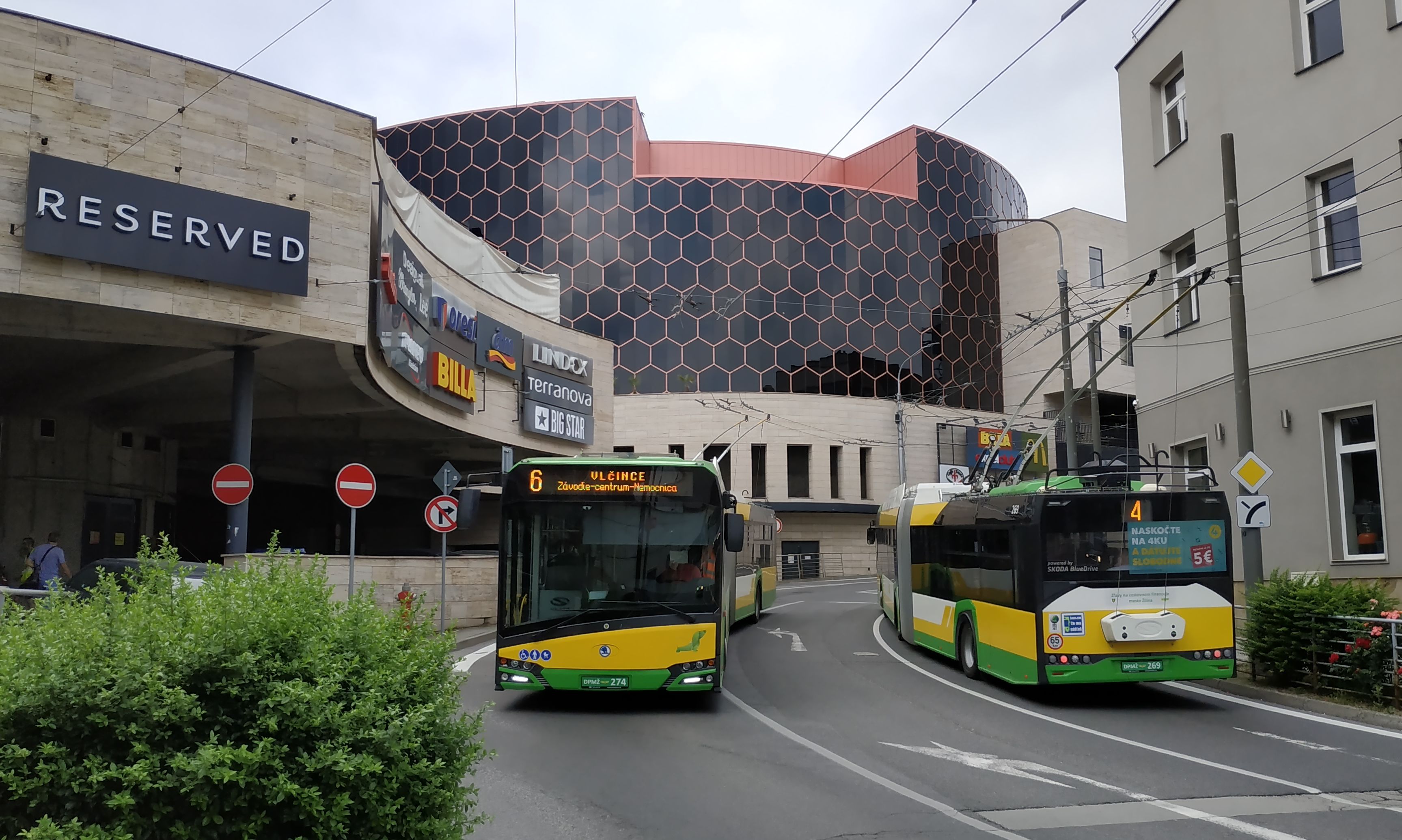 Poblíž nového obchodního centra v centru Žiliny se tu potkávají nové kloubové trolejbusy Škoda 27Tr s karoserií Solaris 4. generace. Tìchto vozidel bylo poøízeno celkem 18, naposledy bylo dodáno 6 kusù v roce 2019.