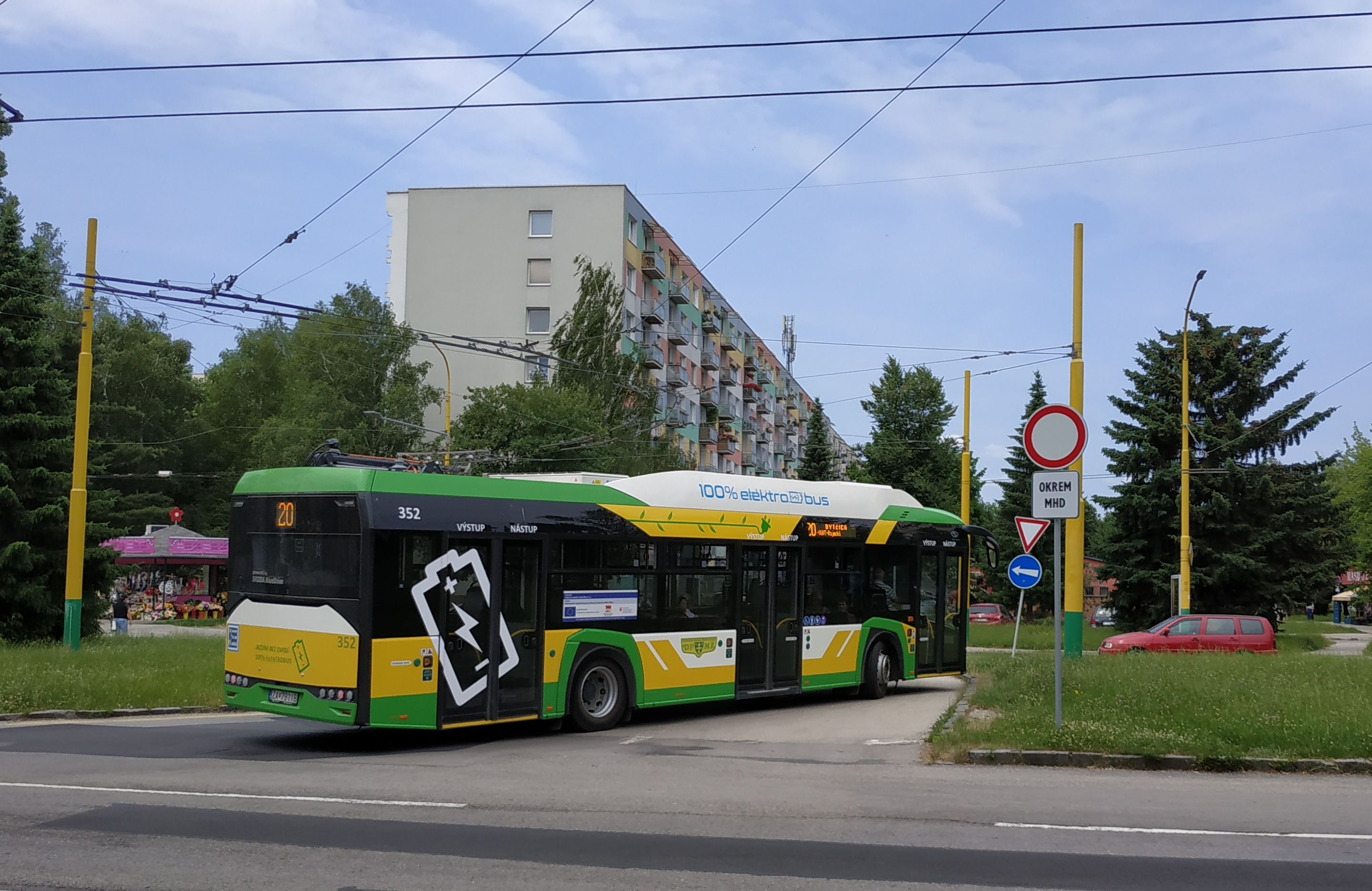 Žilina má od roku 2018 také dva elektrobusy Škoda Perun 26SH. Zde jeden z nich zachycen na zastávce Matice Slovenskej. Oba elektrobusy se mohou dobíjet pomocí pantografu také na koneèných na trase.