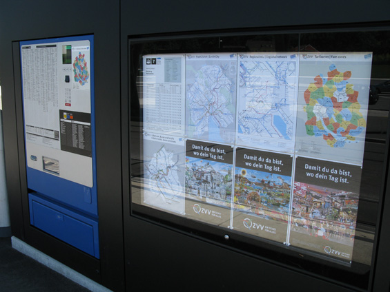 Informaèní vitrína a jízdenkový automat dopravního systému ZVV, jež zahrnuje Curych a jeho široké okolí.