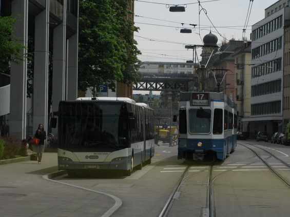 Všechny hlavní prostøedky MHD na jediném obrázku. Zde vyèkává autobus pøíjezdu tramvaje, aby poté najel do spoleèné zastávky a odvezl lidi, co právì vystoupili z tramvaje. Jednoduché opatøení, jak nikomu neujet.