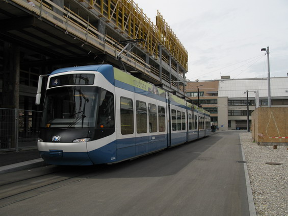 Nejnovìjší tramvajová tra� pro linku 4 u nádraží Altstetten. Koleje sem byly nataženy teprve v prosinci 2011. Stavba se jmenovala ponìkud honosnì "Westbahn" a tra� projíždí rozvojovou lokalitou, kde se mnohutnì staví.