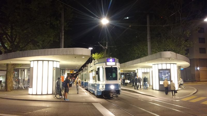 Velmi zajímavá tramvajová zastávka Limmatplatz je umístìna uprostøed kruhové køižovatky, kterou používá také køižující trolejbusová linka 32, která je již také kompletnì pokryta dvoukloubovými vozidly.