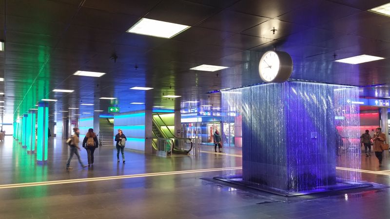 Spolu s novými kolejemi 31 – 34 vznikl nový podzemní vestibul s napojením na severní i jižní okolí hlavního nádraží.