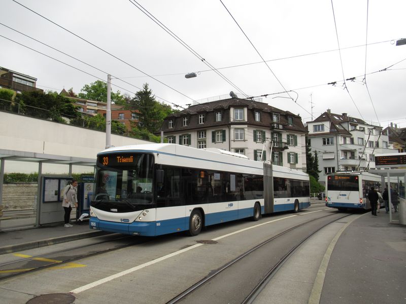 Trolejbus Hess z nejnovìjší 21kusové dodávky v roce 2013 na zastávce Seilbahn Rigiblick znaèící možný pøestup na pozemní lanovku è. 23. Západní konec linky 33 byl pøed pár lety zamìnìn za jiný koncový úsek linky 72 – linka 33 je tak nyní o nìco kratší.