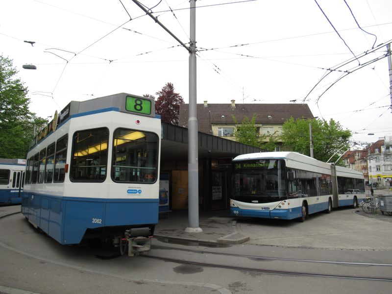 Na tomto neuvìøitelnì malém prostoru jsou ukonèeny 3 tramvajové, jedna trolejbusová a nìkolik pøímìstských autobusových linek. Od prosince 2017 by mìla zde ukonèená linka 34 pokraèovat dále jako linka 31 do centra mìsta. Místo jednokloubových trolejbusù by tak mìly jezdit po trase dnešní linky 34 dvouklouby.