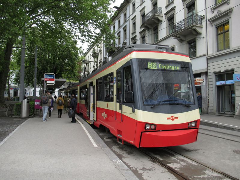 Pøímo na kusé koleji na námìstí u nádraží Stadelhofen konèí linky S18, která využívá tramvajové koleje, ale poté zamíøí daleko za mìsto. Curyšský tramvajový úsek sdílí s linkou 11, se kterou je potøebná dùkladná koordinace kvùli tomu, že linka S18 zastavuje jen na nìkterých zastávkách.  Nejnovìjší jsou tyto jednotky od Stadleru z roku 2004.