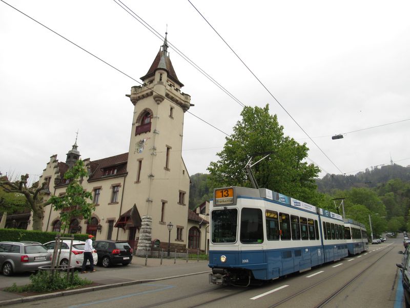 Dvojice dvouèlánkových tramvají na lince 13 klesá od koneèné Albisgütli v kopcích jihozápadnì od centra. Tìchto vysokopodlažních, ale velmi pohodlných tramvají ze 70. a 80. let jezdí v Curychu ještì asi stovka.
