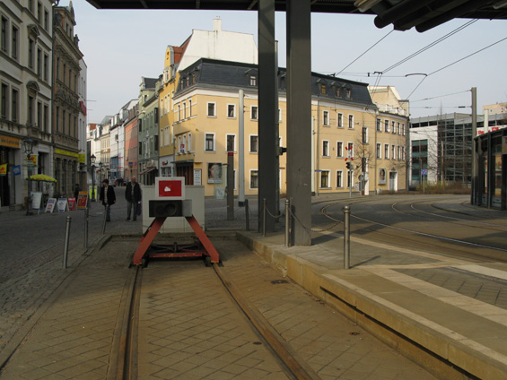 Zastávka Centrum, kde konèí vlaková linka dopravce Vogtlandbahn. Jednou za hodinu tudy projede vlak po soubìžném úseku s tramvajovou linkou 3 až do historického centra.